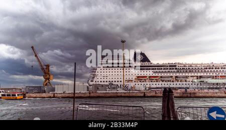 Port.Kreuzfahrtschiff in den Docks an einer stürmischen Nacht in Venedig, italien Stockfoto