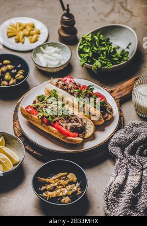 Traditionelles türkisches Fleisch-Sandwich Tantuni mit Rindfleisch zum Mittagessen Stockfoto