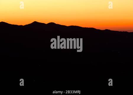 Sonnenaufgang über dem Gebirge Sierra Tejeda in der Region Axarquia in Andalucia, Spanien Stockfoto