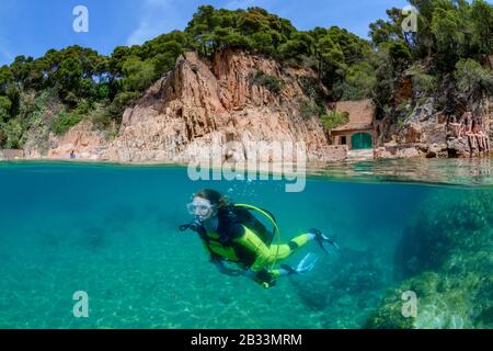 Frau Scuab-Taucher auf Housereef in Tamariu, Costa Brava, Spanien, Mittelmeer, MR Stockfoto
