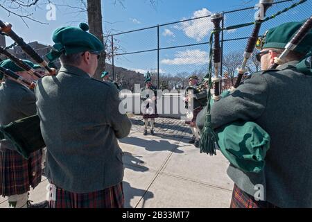 Mitglieder der County Cork Pipes & Drums werden vor dem Marsch in der Saint Patrick's Day Parade in Sunnyside, Queens, New York in einer Übung eingesetzt. Stockfoto