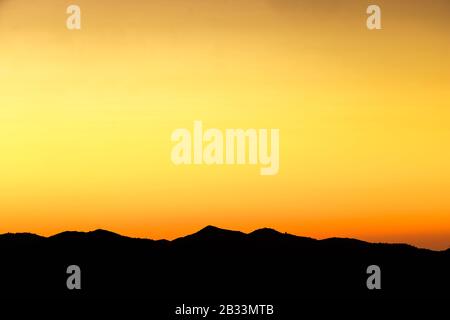 Sonnenaufgang über dem Gebirge Sierra Tejeda in der Region Axarquia in Andalucia, Spanien Stockfoto