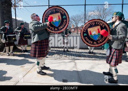 Mitglieder der County Cork Pipes & Drums werden vor dem Marsch in der Saint Patrick's Day Parade in Sunnyside, Queens, New York in einer Übung eingesetzt. Stockfoto