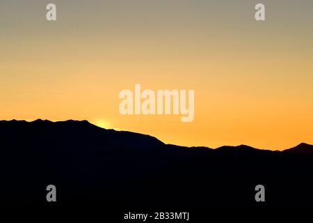 Sonnenaufgang über dem Gebirge Sierra Tejeda in der Region Axarquia in Andalucia, Spanien Stockfoto