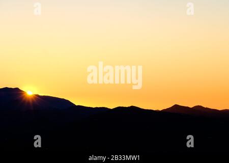 Sonnenaufgang über dem Gebirge Sierra Tejeda in der Region Axarquia in Andalucia, Spanien Stockfoto