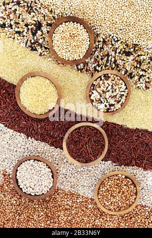 Gesundes Superkornfutter mit gebucktem Quinoa, mehreren Körnern, Bulgur Weizen, rotem Reis, Perlgerste und Buchweizen. Stockfoto