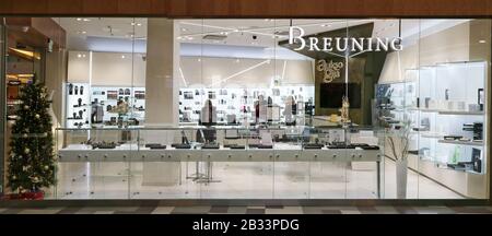 Vilnius, LITAUEN - 05. JANUAR 2020: Boutique einer Elite-Schmuck-Breuning-Marke in einem Cristmas Panorama Supermarktgeschäft. International Deutsch Stockfoto