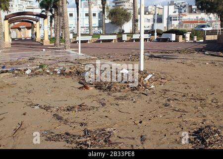 Haifa, Israel - 27. Dezember 2019: Nach einem starken Winter-Seesturm wurden die Böschung und Straßen der Altstadt zerstört Stockfoto