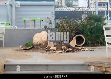 Haifa, Israel - 27. Dezember 2019: Nach einem starken Winter-Dezember-Seesturm wurden Böschung und Straßen der Altstadt zerstört Stockfoto