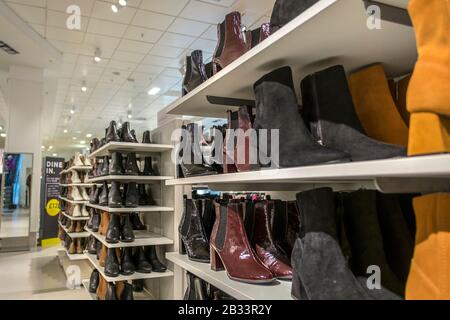 Verschiedene Arten von Damenschuhen, die in einem Marks and Spencer-Laden, M&S, im Stadtzentrum von Truro in Cornwall ausgestellt und verkauft werden. Stockfoto