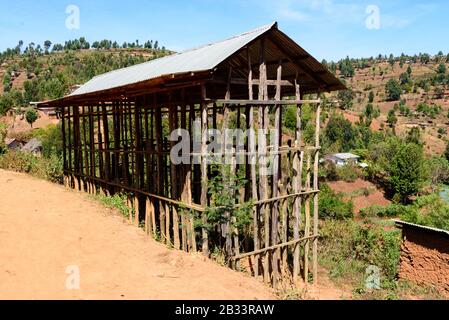 Holzgrundrahmen eines örtlichen Wohnhauses in den Usambara-Bergen Stockfoto