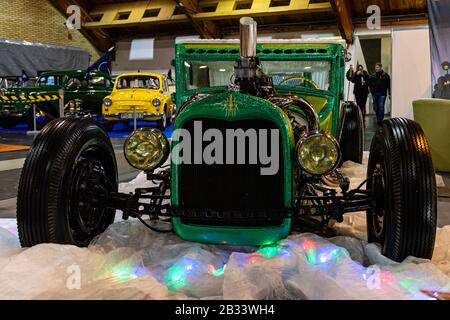 Riga, Lettland - 12 April 2019: Exklusives tuning Hot Rod Car Ford Stuart Little von finnischen Unternehmen Wärme Garage - Bild Stockfoto