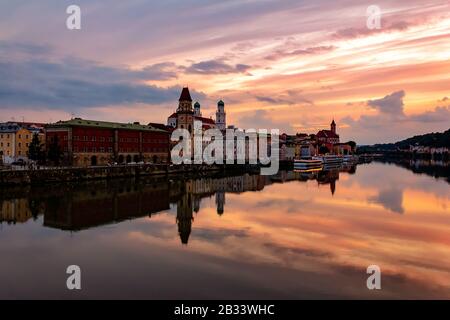 Skyline bei Twilight mit Reflexionen in der Donau und einem fantastischen farbigen Himmel in der historischen Altstadt Passau am Inn, Deutschland Stockfoto