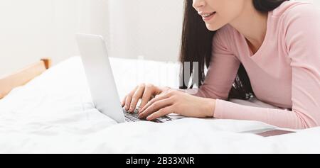 Arbeitslose Frau, die auf dem Laptop nach Arbeitsmöglichkeiten stöberte Stockfoto