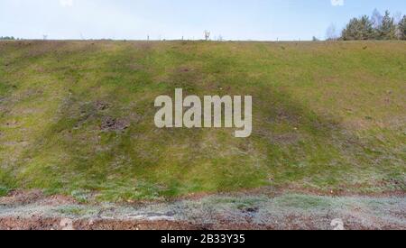 Straßenquerschnitt mit Schichten aus Lehmsand und Gras. Panorama-Collage aus mehreren Außenfotos Stockfoto