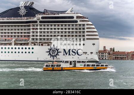 Das riesige Kreuzfahrtschiff MSC Musica dominiert am Abend die Skyline von Venedig, italien. Stockfoto