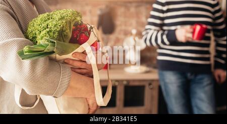 Eco-Tasche Mit Gemüse In Den Händen Von Nicht Erkennbaren Frauen In Der Küche Stockfoto
