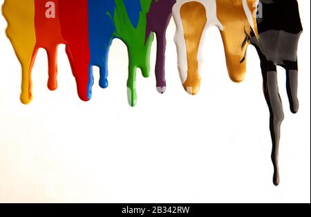 Bunte Farbe tropft isoliert auf weißem Hintergrund Stockfoto