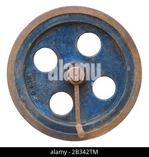 Rostige, massives, blau lackiertes Rad aus Eisen mit Griff aus einer Retro-Windmühle. Isoliert auf einem stark vereinfachten Objekt mit weißen natürlichen Farben Stockfoto