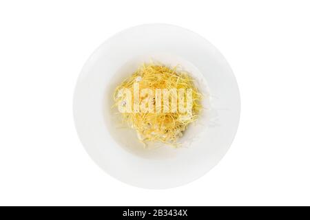 Salat mit gebratenen Kartoffeln, ein Haufen Eier, eingelegte Gurken, Pilze, Mayonnaise, Fleisch, Rindfleisch, Schweinefleisch, Zwiebeln auf dem Teller, weißer isolierter Hintergrund, VI Stockfoto