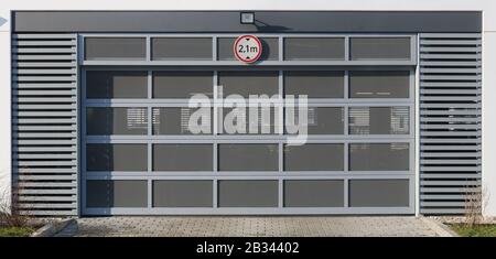 Stahl gepanzertes Gitter grau verschlossene Tore zu einer großen mehrstufigen neuen Stadt-Garage. Die Höhenbegrenzung beträgt zwei Meter und zehn Zentimeter. Sonniger Tag mit Panoramablick Stockfoto