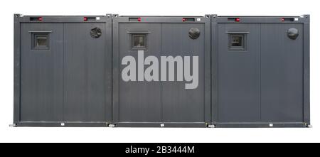 Provisorische mobile Bürocontainer sind in der Nähe der vorderen Wandansicht öffentlicher Gebäude installiert. Isoliert auf weiß Stockfoto