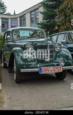 Welfenallee, Berlin, Deutschland - 16. juni 2018: Ein grüner Moskwitsch beim jährlichen Oldtimer-Autosmeeting in Frohnau Stockfoto