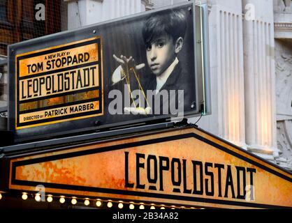 London, England, Großbritannien. Tom Stoppards "Leopoldsstadt" im Wyndam's Theatre, Charing Cross Road (März 2020) Stockfoto