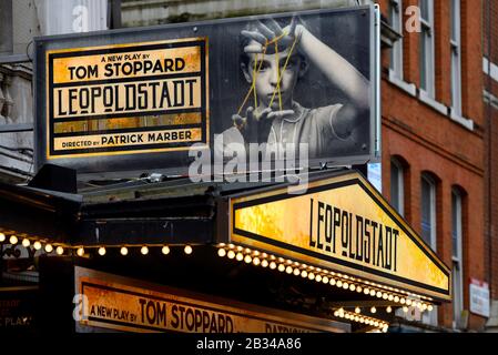 London, England, Großbritannien. Tom Stoppards "Leopoldsstadt" im Wyndam's Theatre, Charing Cross Road (März 2020) Stockfoto