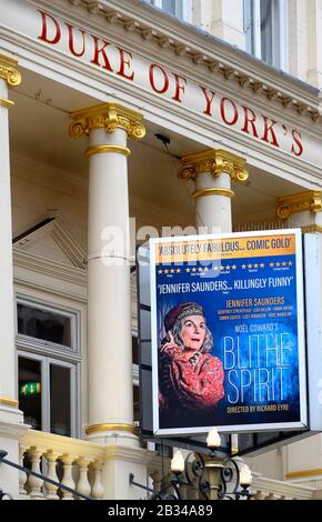 London, England, Großbritannien. "Blithe Spirit" im Theater des Dukes of York (März 2020) Stockfoto