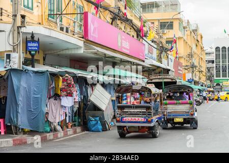 Bangkok, Thailand-Nov 1,2019: Malerische Aussicht auf eine Reihe von tuk tuk Parkplätze entlang der Khao San Road und die Fahrer warten auf die Kunden. Stockfoto