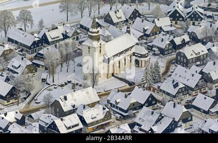 , Innenstadt zu Winterberg mit St. Jakobus-Kirche, 26.01.2013, Luftbild, Deutschland, Nordrhein-Westfalen, Sauerland, Winterberg Stockfoto