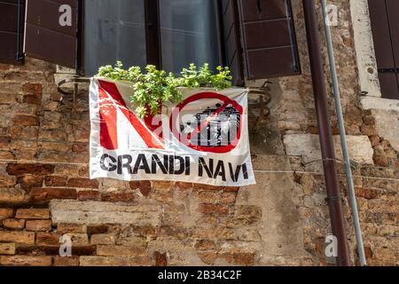 "No Grandi Navi"-Banner hängt von den Fenstern. Einheimische protestieren gegen die vielen Kreuzfahrtschiffe in Venedig, Italien. Stockfoto