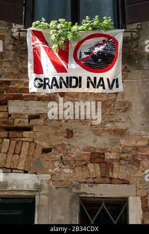 "No Grandi Navi"-Banner hängt von den Fenstern. Einheimische protestieren gegen die vielen Kreuzfahrtschiffe in Venedig, Italien. Stockfoto