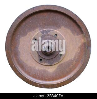 Rostiges rotes eisernes Rad von einem Retro-Traktor . Isoliert auf einem stark vereinfachten Objekt mit weißen natürlichen Farben Stockfoto