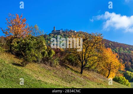 Blick auf Schloss Teck im Herbst, Deutschland, Baden-Württemberg, Schwäbische Alb, Owen Stockfoto