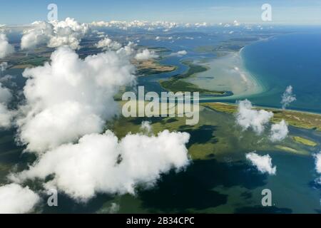 Landschaft der Ostseeküste und der vorgelagerten Insel Hiddensee Schaprode brutzelt auf Rügen, 11.08.2012, Luftaufnahme, Deutschland, Mecklenburg-Vorpommern, Rügen, Hiddensee Stockfoto