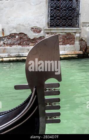 Nahaufnahme des Ferro vor der Gondel in Venedig, Italien Stockfoto