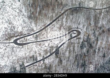 , Straßenschleife bei Meschede im Sauerland, 18.01.2013, Luftbild, Deutschland, Nordrhein-Westfalen, Sauerland, Meschede Stockfoto