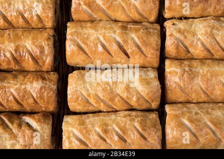 Eine Nahaufnahme frisch gebackener hausgemachter Wurstbrötchen, heiß aus dem Ofen Stockfoto