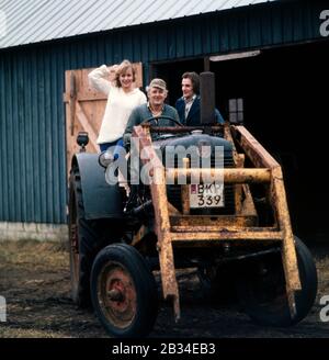 Fotoshooting der schwungischen Sängerin Siw Inger mit einem Freund auf einem Bauernhof, Deutschland Ende 1970er. Fotoshooting der schwedischen Sängerin Siw Inger mit einem Freund auf einer Farm, Deutschland Ende der 1970er Jahre. Stockfoto