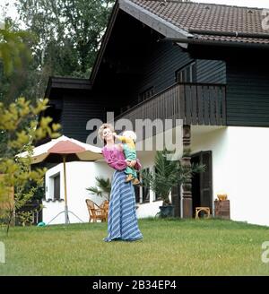 Deutsche Sängerin Su Kramer bei einer Gastfamilie mit Sohn Alexander, Deutschland 1975. Deutsche Sängerin Su Kramer bei einer Heimatgeschichte mit Sohn Alexander, Deutschland 1975 Stockfoto