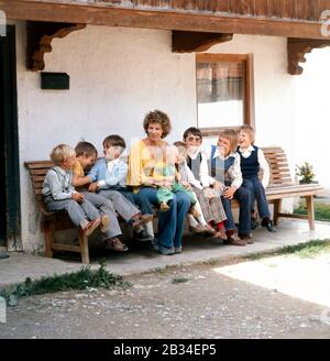 Deutsche Sängerin Su Kramer bei einer Gastfamilie mit Sohn Alexander, Deutschland 1975. Deutsche Sängerin Su Kramer bei einer Heimatgeschichte mit Sohn Alexander, Deutschland 1975 Stockfoto