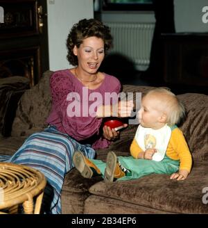 Deutsche Sängerin Su Kramer bei einer Gastfamilie mit Sohn Alexander, Deutschland 1975. Deutsche Sängerin Su Kramer bei einer Heimatgeschichte mit Sohn Alexander, Deutschland 1975 Stockfoto