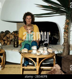 Deutsche Sängerin Su Kramer bei einer Gastfamilie mit Sohn Alexander, Deutschland 1975. Deutsche Sängerin Su Kramer bei einer Heimatgeschichte mit Sohn Alexander, Deutschland 1975 Stockfoto