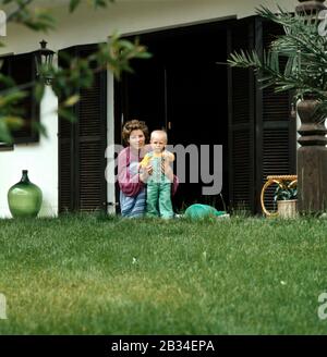 Deutsche Sängerin Su Kramer bei einer Gastfamilie mit Sohn Alexander, Deutschland 1975. Deutsche Sängerin Su Kramer bei einer Heimatgeschichte mit Sohn Alexander, Deutschland 1975 Stockfoto