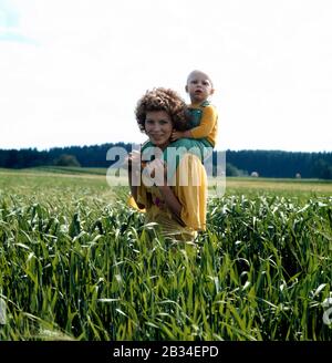 Deutsche Sängerin Su Kramer bei einer Gastfamilie mit Sohn Alexander, Deutschland 1975. Deutsche Sängerin Su Kramer bei einer Heimatgeschichte mit Sohn Alexander, Deutschland 1975 Stockfoto