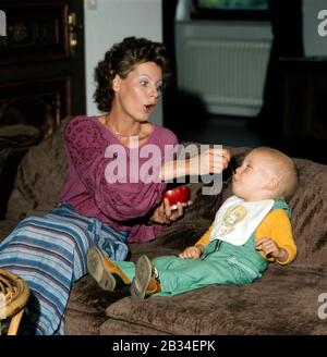 Deutsche Sängerin Su Kramer bei einer Gastfamilie mit Sohn Alexander, Deutschland 1975. Deutsche Sängerin Su Kramer bei einer Heimatgeschichte mit Sohn Alexander, Deutschland 1975 Stockfoto