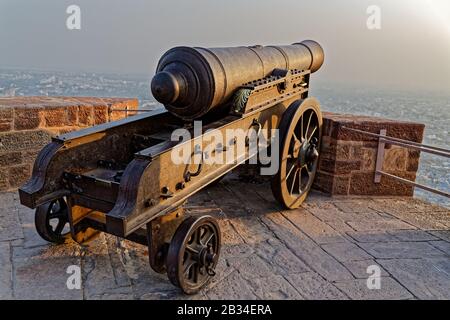 Jodhpur, Rajasthan, indien. Januar 2014. Mehrangarh Fort Cannon, eines der größten Forts Indiens. Stockfoto