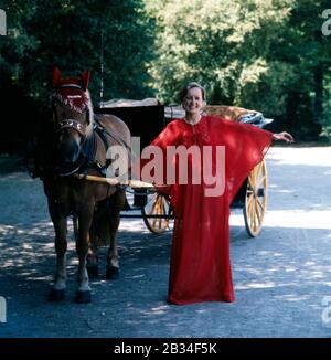 Erzherzogin Michaela von Habsburg im Englischen Garten, Deutschland München um 1985. Erzduschess Michaela von Habsburg im englischen Garten, Deutschland München um 1985. Stockfoto